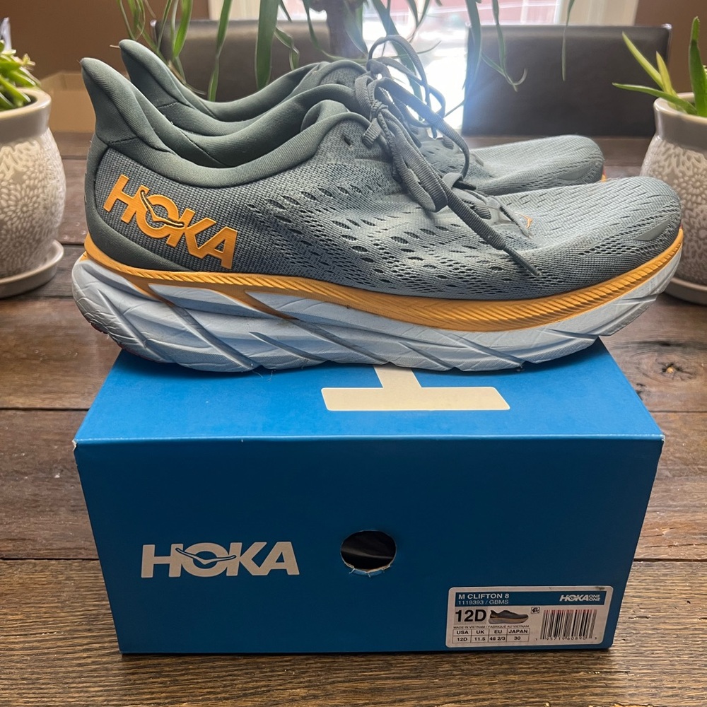 Hoka Clifton 8
Men’s size 12D